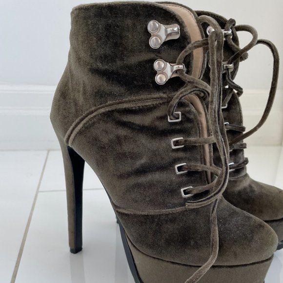 Mistress Rocks Boots - Picture 2 of 7